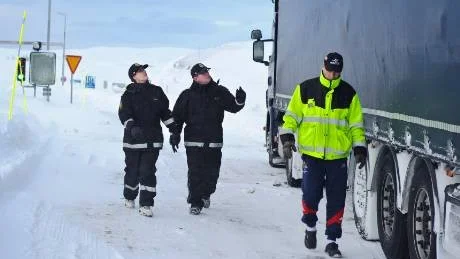 STICKPROV. Tullinspektörerna Lise Arntzen och Andre Fjelldal utför en rutinkontroll av en tjeckisk långtradare lastad med byggmaterial på väg till Nordnorge. På den här lasten fanns emellertid inga konstigheter.