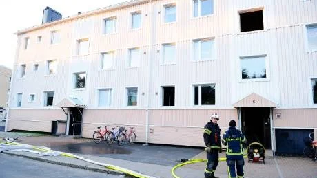 SÅG ELDEN. En kvinna som passerade lägenheten såg eld genom fönstret och slog larm direkt. Tur var det för de boende på Majvägen.Foto: Linda Wikström