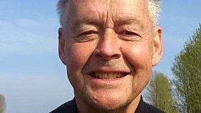Vandraren. Björn Anders Larsson vandrar varje år en bestämd sträcka genom Sverige. Han började i Smygehuk 1996 och förväntar sig vara vid Treriksröset om cirka tre år. Längs vägen räknar han andelen skräp i dikena.