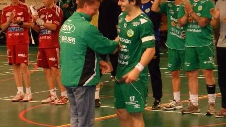 BÄST. Marcus Lindqvist får pris för matchens lirare av ordförande Per Nyqvist.