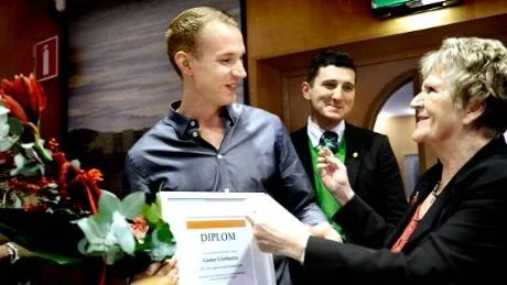 HOPPAR AV. Gustav Uusihannu var bara med en vecka i kommunalrådskampen. I tisdags hoppade han av. "Jag är trots allt förhållandevis ny som politiker", säger han.