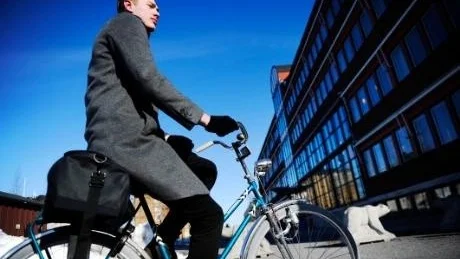 NÄRA EN OLYCKA. Fredrik Osterman, 18, cyklar ofta vid gymnasiebyn där det har skett flera olyckor mellan 2008 och 2012. "Ett övergångsställe vid Kungsfågeln hade varit smart, det är ju väldigt mycket folk som passerar där", säger han. Själv har han varit nära en olycka när en bil körde in i bakhjulet på hans cykel vid Kulturens hus.