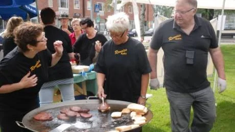 ÅTERUPPSTOD. Kalix välkända Ronnies gaturgrill återuppstod under Kalixveckan 2012 och parisare serverades för fullt. Till höger upphovsmannen Ronnie Nordqvist.
