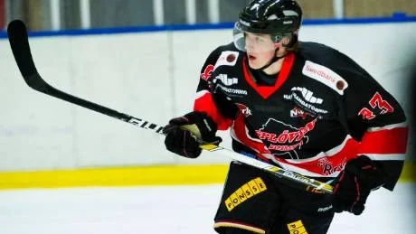 talangen. Asplövens lån från Luleå Hockey, Johan Porsberger, låg bakom 1-0-målet tillsammans med Daniel Mannberg och målskytten Jonas Berglund. Men gästande Leksand vände på steken och vann till slut med klara 6-2. Foto: Simon Eliasson