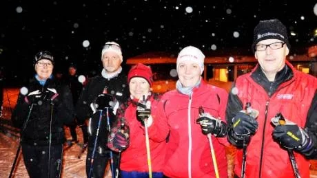 SLIPAR SKIDTEKNIKEN. Det gör den här glada kvintetten i snöyran på Vuxenskidskolan i Sävast. Fr.v: Inger Lindberg, Leif Larsson, Elaine Isaksson, Linda Isaksson och Per-Arne Öhman.