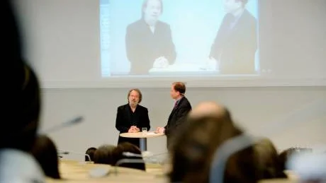 MUSIKALISK GNISTA."Jag spelar och spelar, ibland ett par veckor. Och så hitar jag till slut fyra takter som jag tar tag i", säger Benny Andersson. Till höger professor Jan Berg.