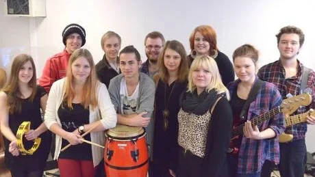 REDO. Eleverna är vid artist- och musikerutbildningen står redo inför musik- och marknadsföringsturnén. Längst bak fr.v Mathias Wiklund, Hannes Lindberg, Emil Grundström, Julia Westberg samt Alexander Grafström. Längst fram: Pia Åslund, Linnéa Enberg, Alex Westergren, Emmelie Almroth, Linnéa Hjertén samt Maria Renström.