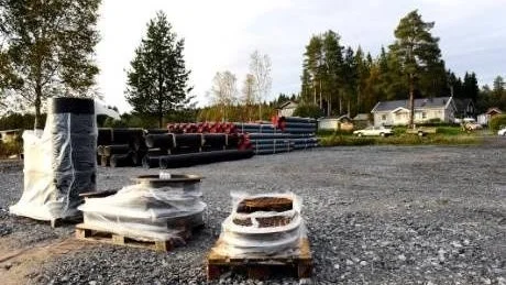 PUMPSTATION. Hösten 2011 började kommunen bygga pumstation och avloppsdiket ned till Björsbyfjärden. Grannarna överklagade dock diket och får nu stöd av miljödomstolen.