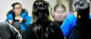 Tjejer som förföljde polisman släppta