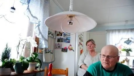 FLYTTA ELLER STANNA. "Nu kan vi inte planera längre", säger Birgitta Niemi, med maken Sigvard.