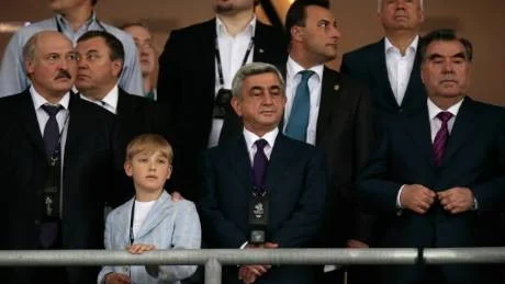 ISOLERAD. Vitrysslands president Aleksandr Lukasjenkos vänkrets blir allt mindre. Han får umgås med andra diktatorer som här på bilden presidenterna Sargsyan från Armenien och Rahmon från Tajikistan. På bilden också sonen Nikolai. Foto: Ivan Sekretarev/Scanpix