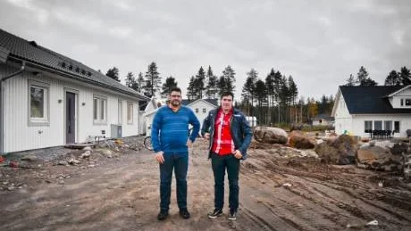 NATUROMRÅDE. Pierre Fransson och Johan Öman på Kronanbacken befarar att området där de nu står och som i detaljplanen är utmärkt som natur nu ska bli till en väg där bilar kan köra. Foto: Ingela Rasimus