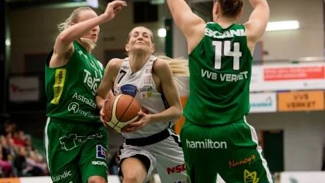 ledare. Martina Stålvant kom in i laget sist av alla men i premiären tog hon på sig stort ansvar och blir en av ledarspelarna i denna upplaga av Northland. Nu räckte inte hennes insats till seger denna gång, Telge vann en knallhård match efter förlängning.Foto: magnus liljegren