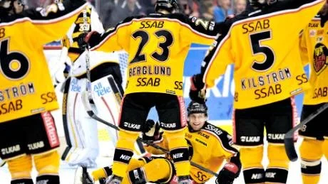 JA, DEN SATT. Moravärvningen Jens Jakobs klev in i huvudrollen  och visapde in förlösande 3-2 inför 6.300 på läktarplats, inklusive hans mor som var på besök i Luleå.