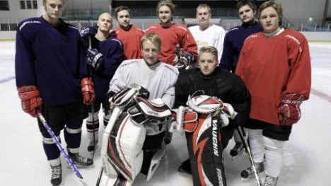 Tio nya ansikten i Rosviks trupp i år. Från vänster Viktor Marklund, Joakim Lundberg, Emil Bergström, Simon Bergner, Jim Lundberg, Nicklas Degerman och Johan Eriksson. Längst fram målvakterna Daniel Olovsson och Peter Eklöf. Mattias Björk saknas på bilden.