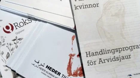 Hos kvinnojouren i Luleå finns det hjälp att få på tio olika språk. Det finns även informationsmaterial i miniformat för att det ska vara lättare att gömma i till exempel plånboken.