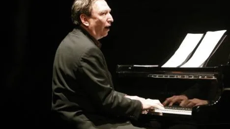 Den fingerfärdige pianisten Claes Crona i sin egen trio.