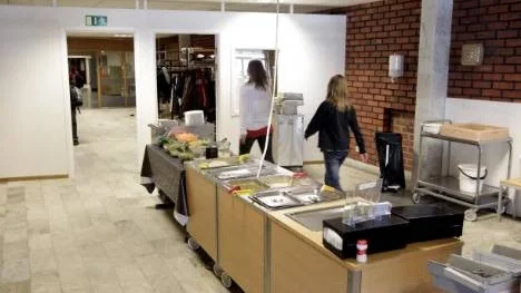 För att förbättra miljön har kommunen byggt en ny vägg i anslutning till matsalen. Skolrådet hade hellre sett att Norrmalmskolans matsal öppnats igen.