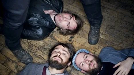 Trion Peter, Bjorn och John håller inte igen på någonting på "Gimme Some". Rakare, rockigare, tydligare trummor och gitarrer.