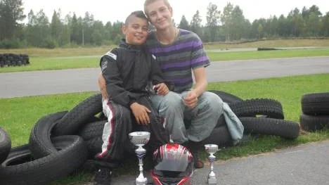Två glada medaljörer från Piteå vid karting-DM i Skellefteå, Jonathan Melander, till vänster, och Linus Burman.