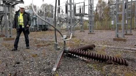 Varför isolatorerna havererade är oklart, säger arbetsledaren Kent Holmgren, men klart är att det orsakade en halvtimmes elavbrott i stora delar av Piteå.