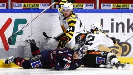 Linköpings Andreas Molinder ligger på isen tillsammans med Skellefteås Tim Erixon och Christian Söderström. Till slut blev det Linköping som fick Skellefteå på fall.