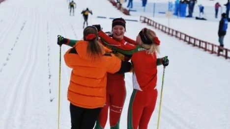 Emma Sjölander och Maria Sundström som åkte de inledande sträckorna tog emot Sofia Henriksson som förde Strömnäs till stafettguldet under junior-SM på skidor.