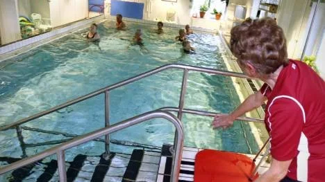 Varmvattenbassängen har använts av vårdcentralens patienter för rehabilitering samt av föreningar för friskvård bland medlemmarna. Men i nuläget är det stopp för den förstnämnda gruppen då landstinget sagt upp sitt avtal. (Arkivbild)