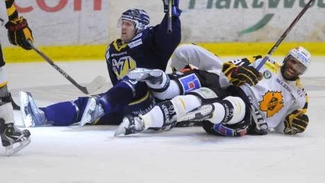 Martin Thörnberg i HV71 jublar efter sitt 4-1-mål medan Skellefteås Yared Hagos deppar.