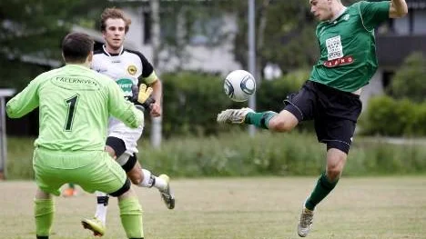 Robert jarneland (höger) gjorde tre mål när Rosvik vann hemma.