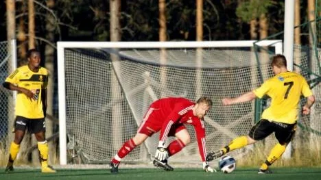 Notvikens matchvinnare, Rickard Niemelä, slår till igen. I första halvlekens femte minut gjorde han 1-0 mot Storfors, och här är på 2-0 på väg in bakom Per Ögren i den 43:e minuten.