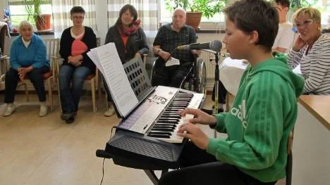 Tolvårige Oscar Lidström Hamsch gjorde succé som musikunderhållare hos Tärnans dagverksamhet på Nyberga i onsdags. Till eget ackompanjemang på keybord bjöd han åhörarna på en lång rad svängiga låtar.