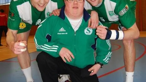 Bröderna Karlsson i Strömnäs handbollsgäng. Erik (till vänster) Danne (i mitten, lagledare) och Simon.