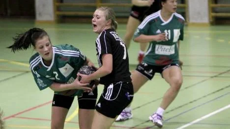 Kamp om bollen mellan Louise Hedlund i Strömnäs och Sofia Lindkvist. Louise gjorde sex mål och Sofia fem.