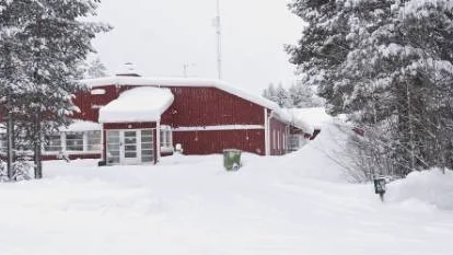 Blivande blåljushus. Polisstationen i Arvidsjaur ska byggas ut mot kyrkogården, åt höger i bild. Där ska räddningskåren få nya lokaler.