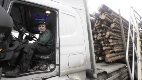 Anders Hägglund, Lycksele, är väl bekant med det han kallar "salthinnan". Hägglund säger att hinnan nöts bort, men andra förare tar ibland hjälp av avfettning för att bli kvitt de hala däcken.