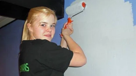 Här ska målas och göras fint! Felicia Bergman är en av Vidselungdomarna som är i färd med att fräscha upp lokalerna under skolmatsalen.