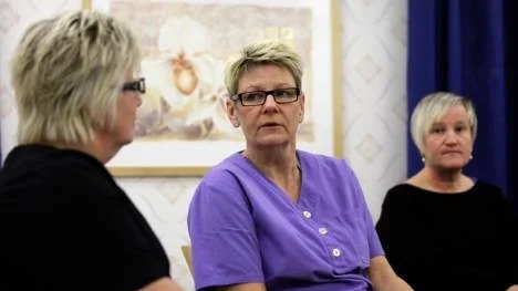Undersköterskan Inger Rehn (mitten) tycker inte det är någon idé att protestera mot arbetstiderna. "Man får alltid höra att pengarna inte räcker till", säger hon.