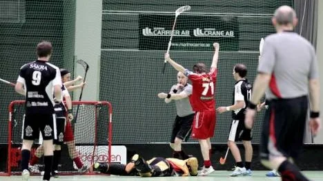 Hemmaförsvaret lyckades länge neutralisera Skellefteås vassa förstakedja, men efter 35.58 höll det inte längre och Joakim Nilsson (nummer 71) satte 3-2 till gästerna.