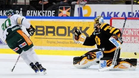 Färjestads tremålsskytt Marcus Paulsson sätter punkt på matchen mot Skellefteå genom att pricka in den avgörande straffen bakom Joacim Eriksson.