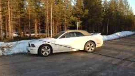 Så här ser bilen ut som hittades övergiven i lördags utanför Jokkmokk.