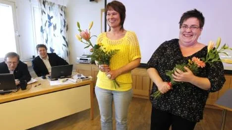 Marita Nilsson, redigerare och Christina Simma, nattredaktör, uppvaktades på bolagsstämman efter att ha arbetat 25 år vid företaget.