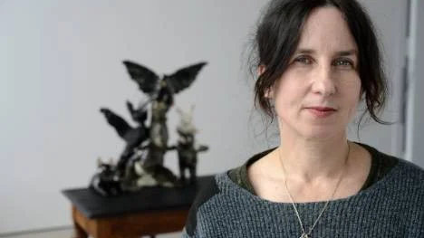Konstnären Klara Kristalova är aktuell med stor utställning på Bonniers Konsthall.