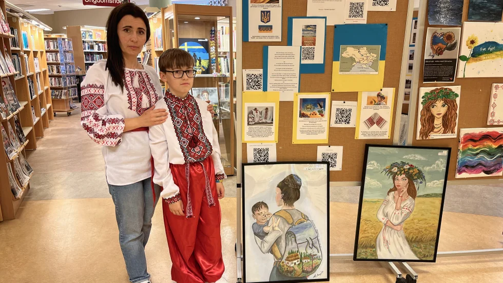 Ett 20-tal personer som flytt kriget i Ukraina har skapat en gemensam utställning på biblioteket i Boxholm, två av dem som bidragit är Anastasiia Makarenko, 40 år, och sonen Alexander, 10 år.
