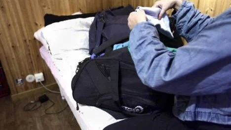 Emma är trött på att leva "väskliv", packa upp sina saker och packa ner sina saker och inte ha en fast punkt någonstans eller kunna stänga om sig. "Jag vill verkligen ha en egen lägenhet.