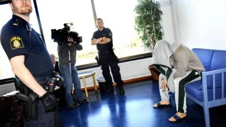 MISSTÄNKT RÅNARE. En av de misstänkta rånarna utanför rättssalen där tingsrätten senare förklarade 32-åringen häktad.