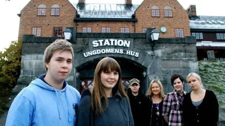 ÖPPET HUS. Peeder Salenvall, Ida Karkiainen, Jari Salo, Satu Lompolo-Iivari, Josefin Huurtela Taawo och Annika Hansson inbjuder alla att besöka ungdomens hus den 19-24 oktober. FOTO: GÖRAN LAHTI