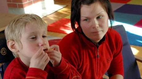 TRIVS TILLSAMMANS. För drygt två veckor sedan förlorade sexårige Jonathan Eliasson sin assistent Marika Niva. Sedan dess har han varit hemma från förskolan.