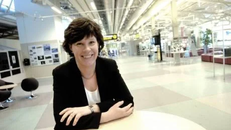 BOT FÖR FLYGRÄDDA. Via ett samarbete med kunniga inom branschen erbjuder Luleå airport kurser för flygrädda. "Det handlar om en god service till alla typer av passagerare", säger flygstationschefen Susanne Jangdal.