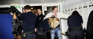 Bevakades av poliser med automatvapen